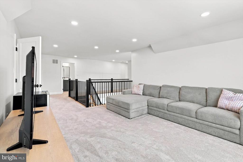 585 DOLLY DRIVE