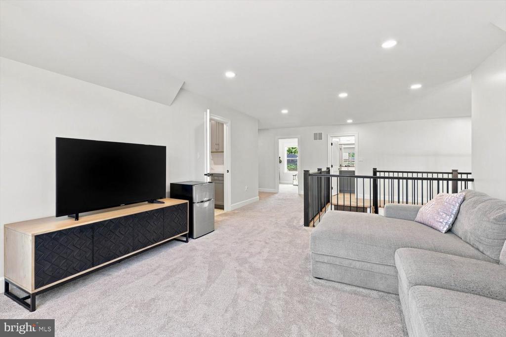 585 DOLLY DRIVE