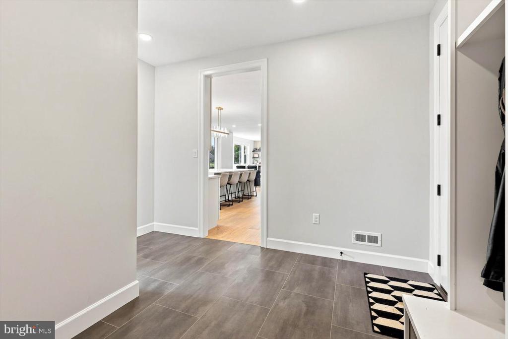 585 DOLLY DRIVE