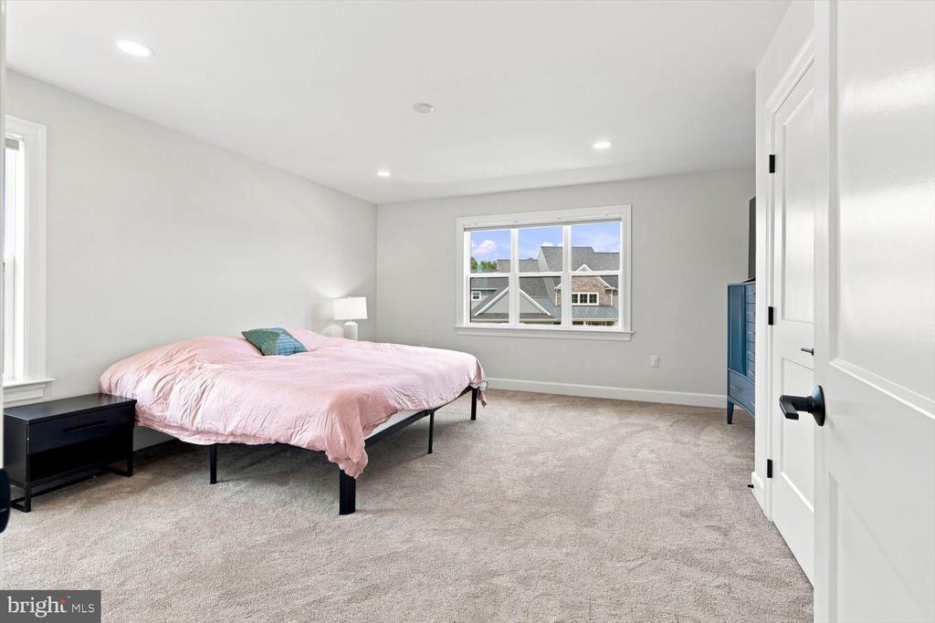 585 DOLLY DRIVE