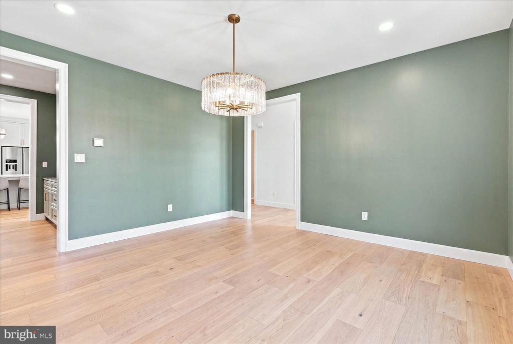 585 DOLLY DRIVE