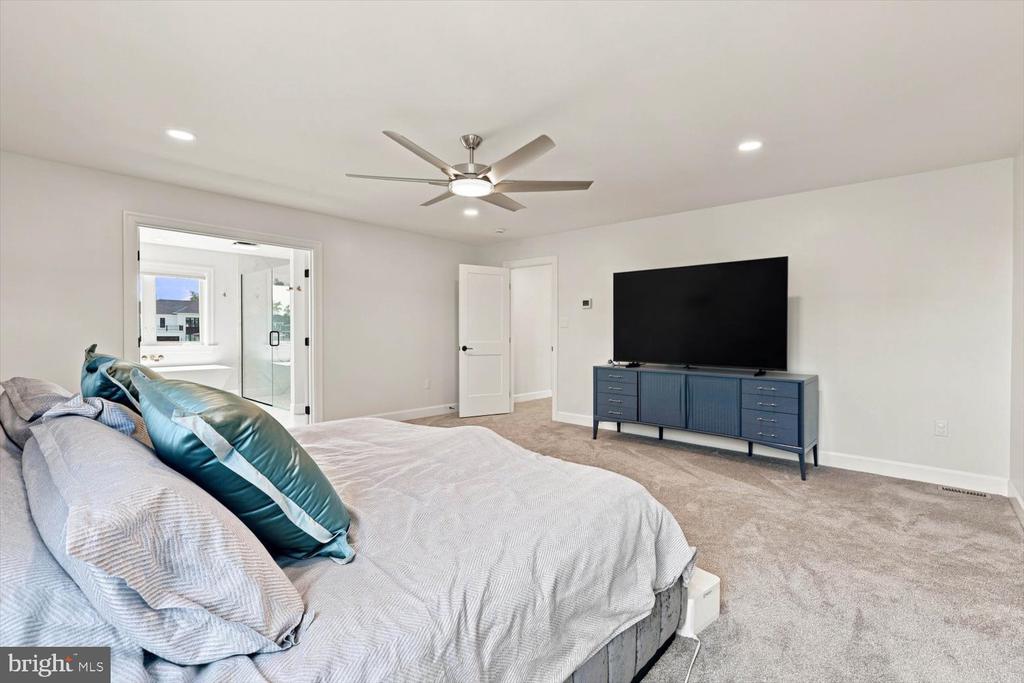 585 DOLLY DRIVE