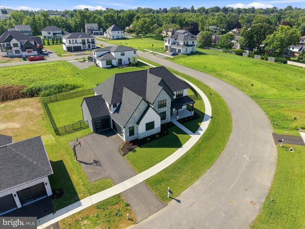 585 DOLLY DRIVE