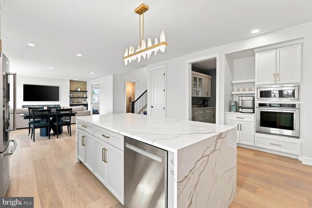 585 DOLLY DRIVE