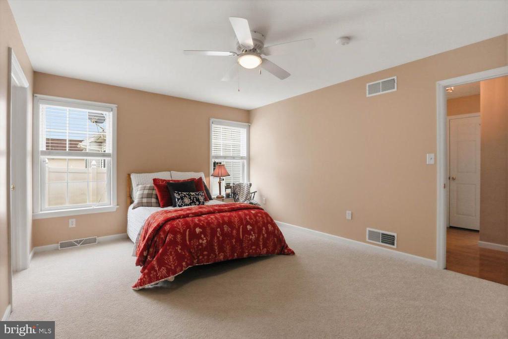 336 FENCEPOST LN