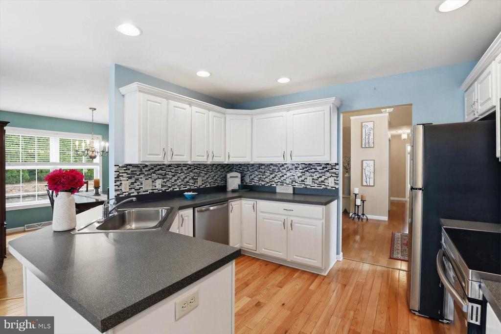 336 FENCEPOST LN