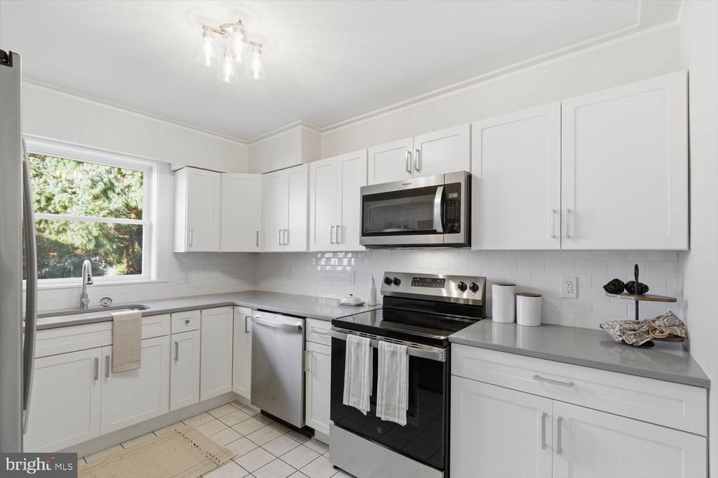 305 W BROADWAY