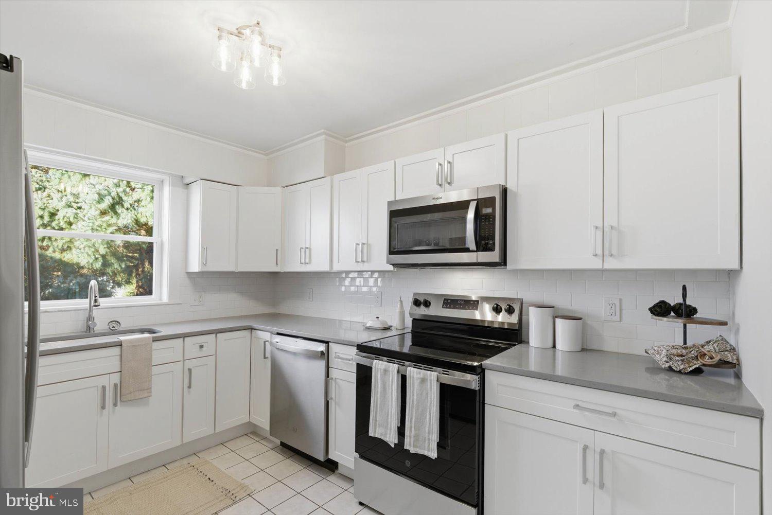 305 W BROADWAY