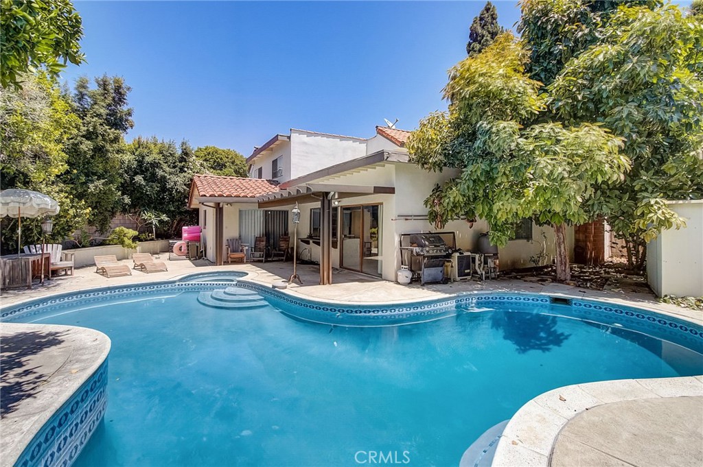 1111 Visalia Drive