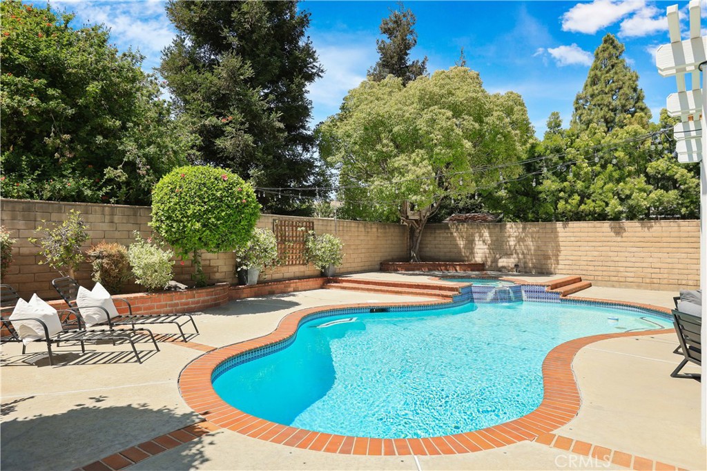 1435 Robert Court