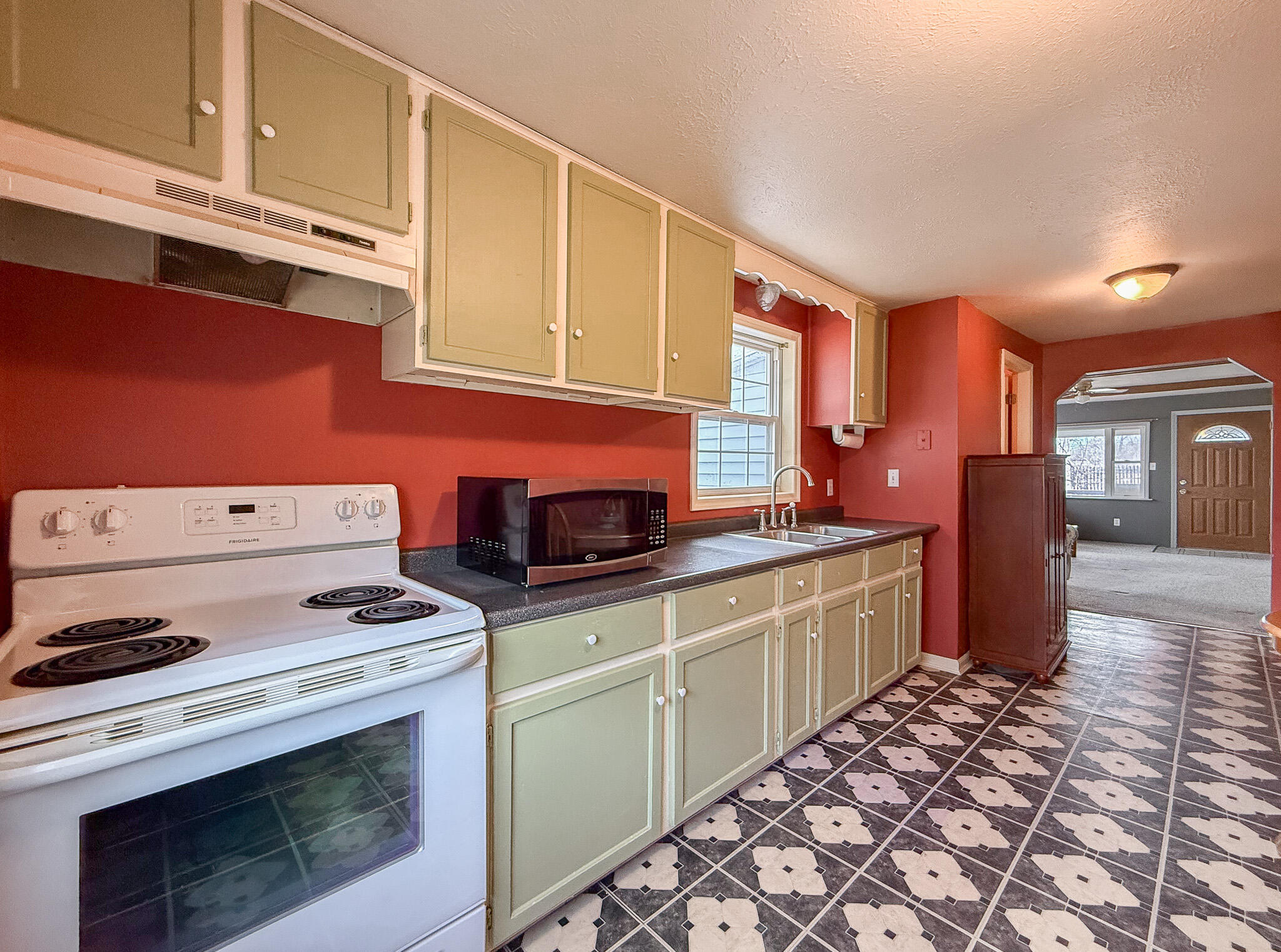 409 W Railroad Street