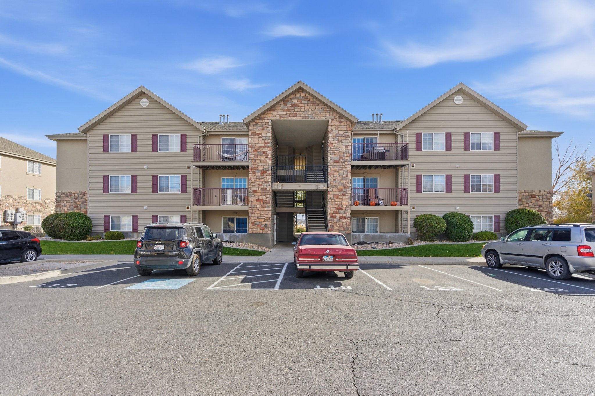 123 W RIDGE RD