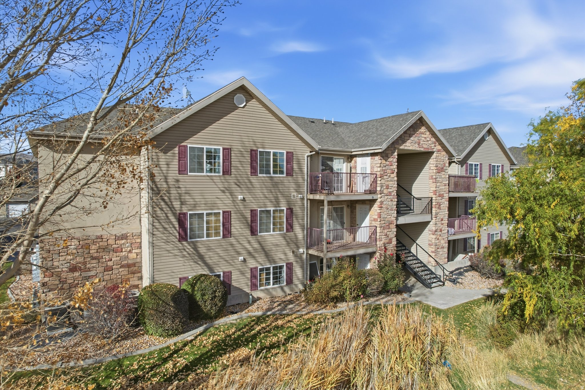 123 W RIDGE RD