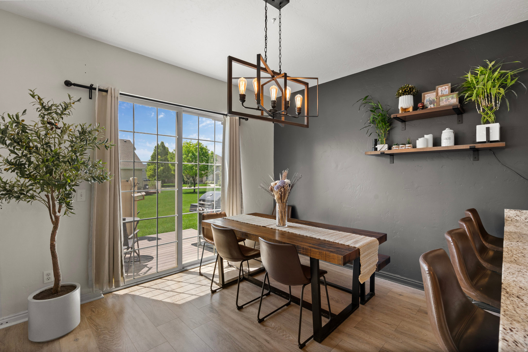 152 S 930 E