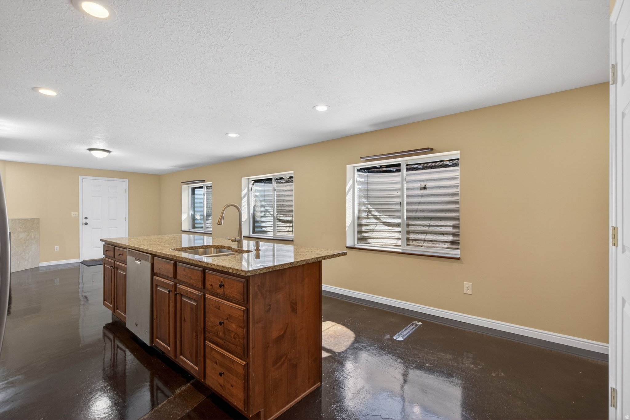 90 W COTTAGE AVE
