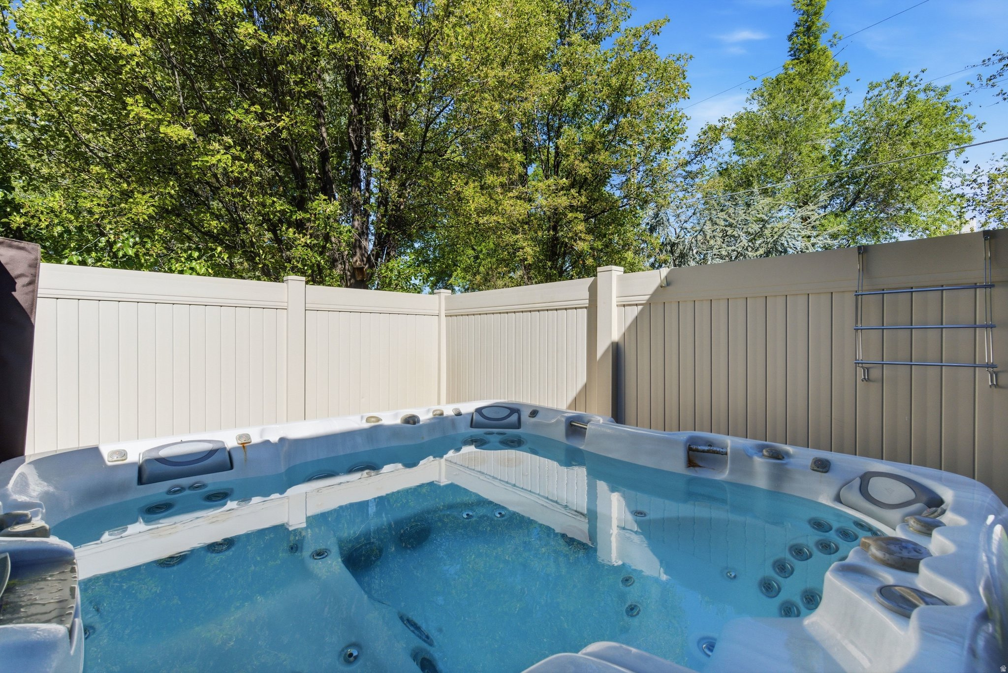 90 W COTTAGE AVE