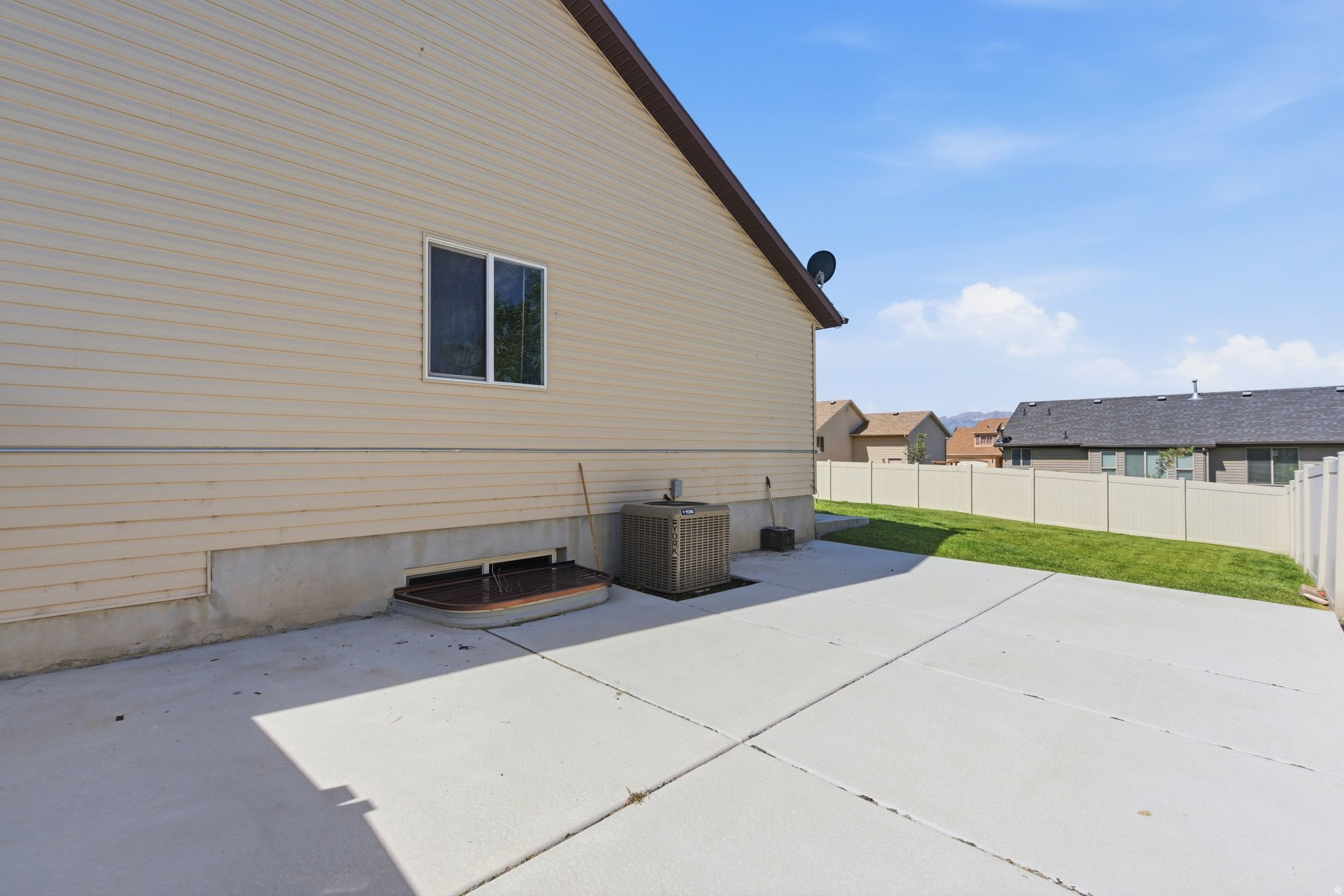 2151 N 130 W