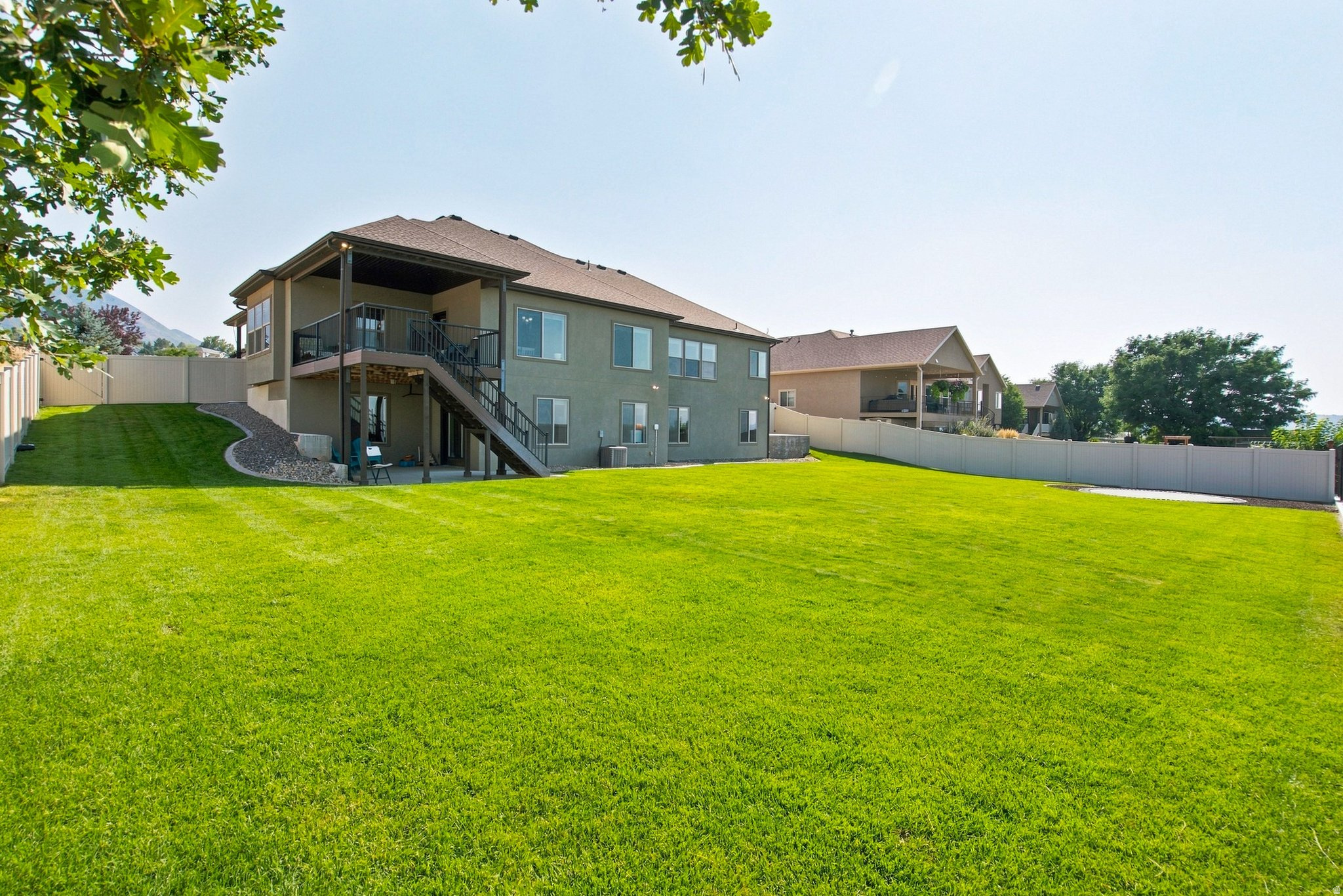 425 E MEADOW LARK LN