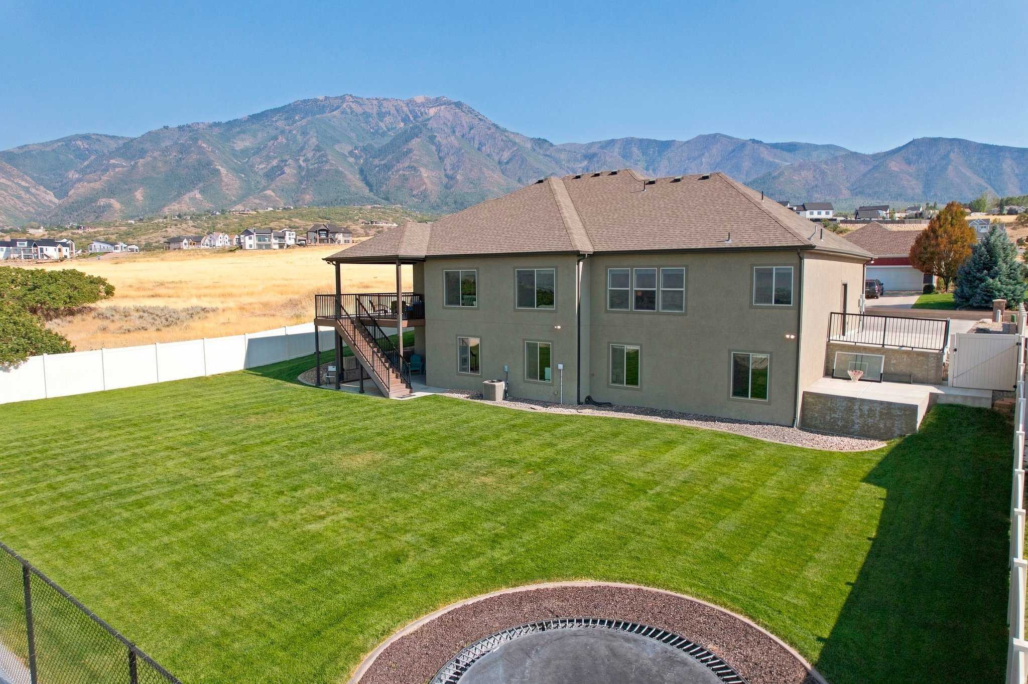 425 E MEADOW LARK LN