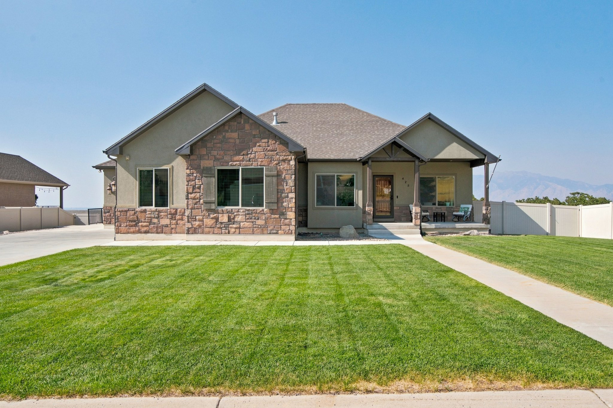 425 E MEADOW LARK LN