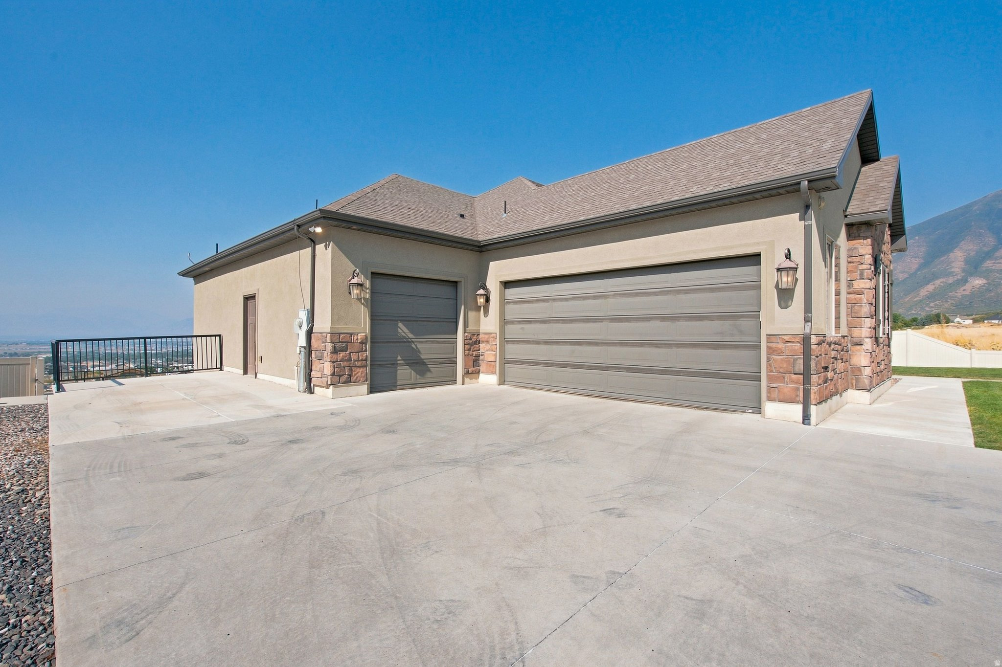 425 E MEADOW LARK LN