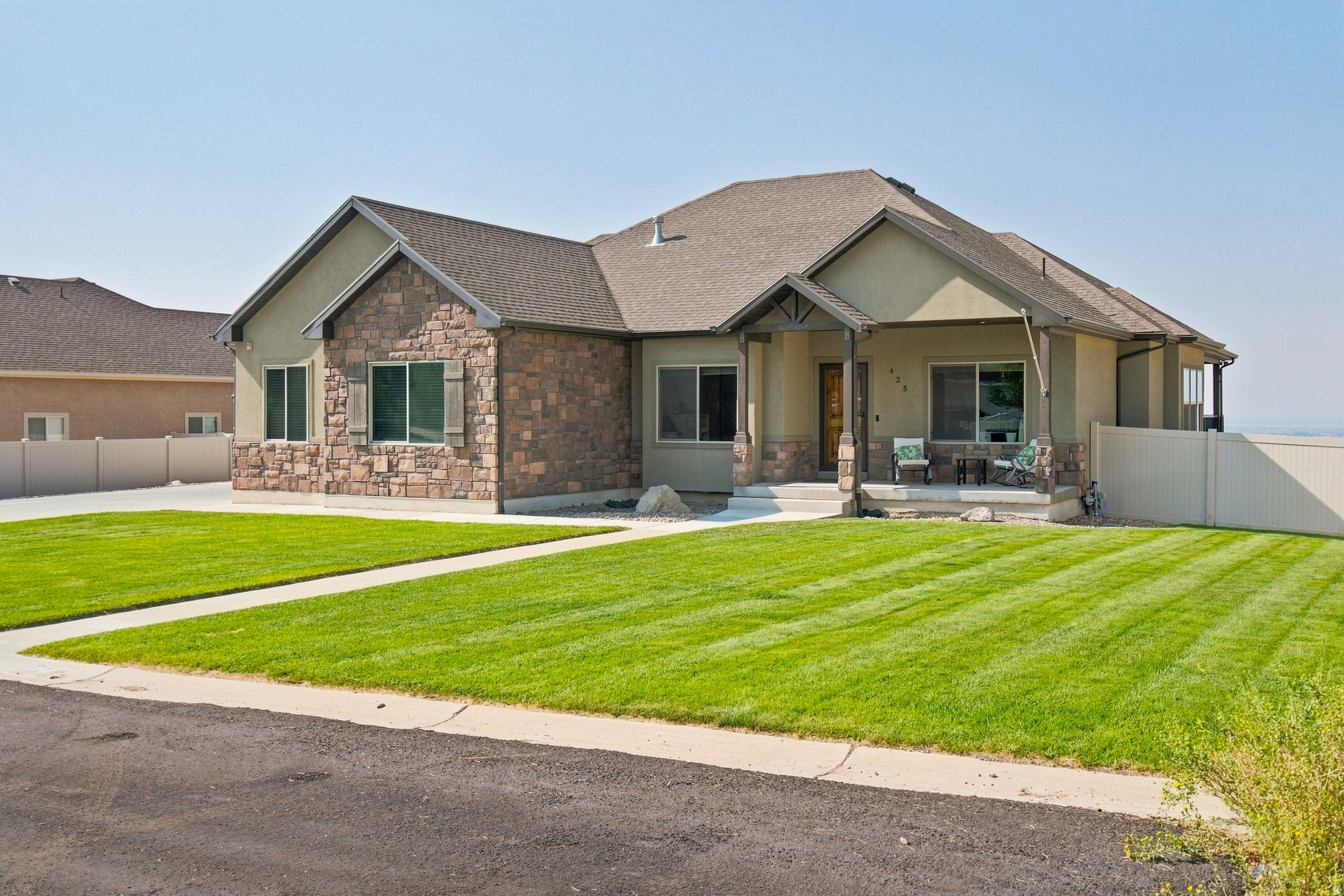 425 E MEADOW LARK LN