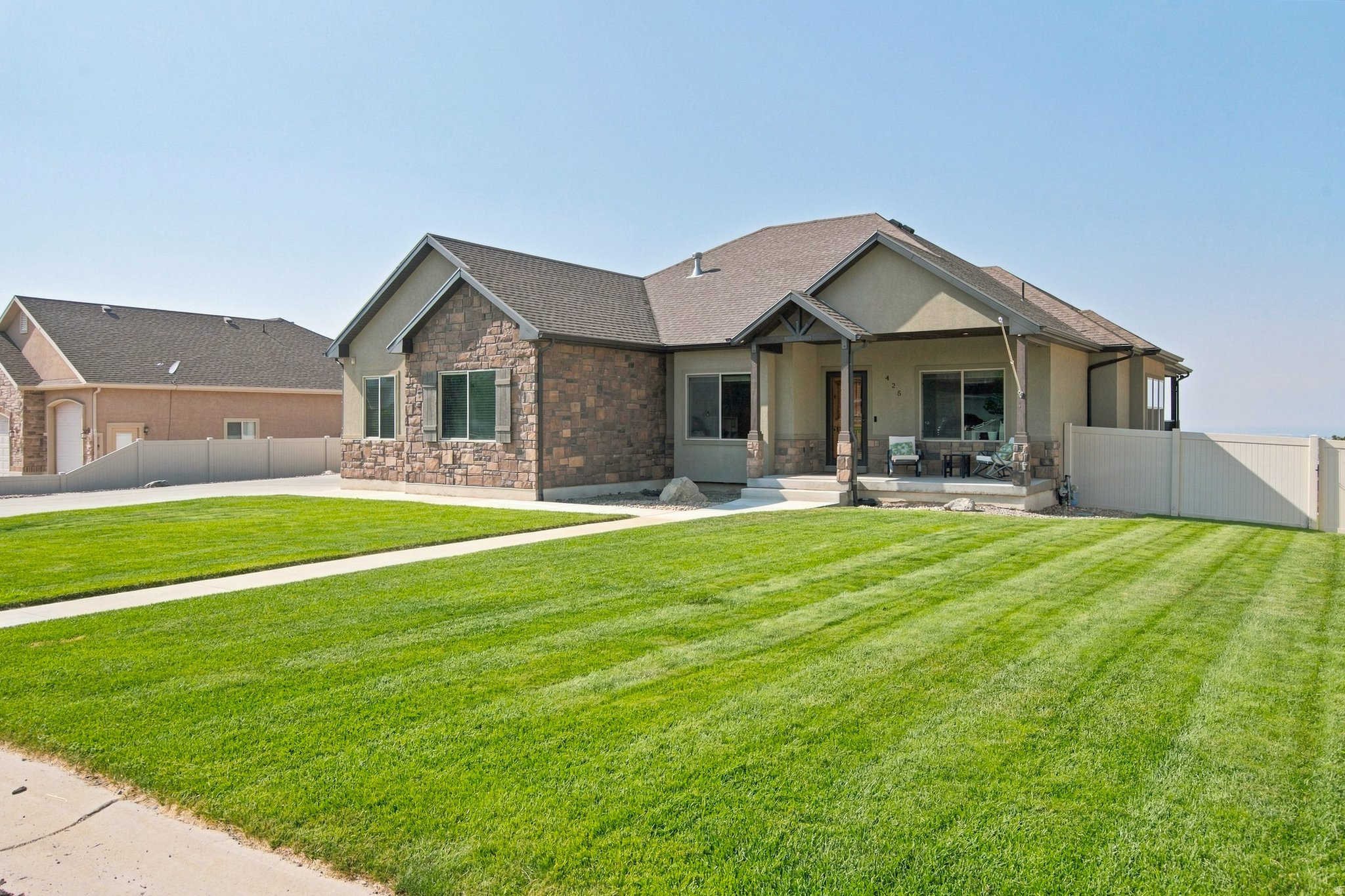 425 E MEADOW LARK LN