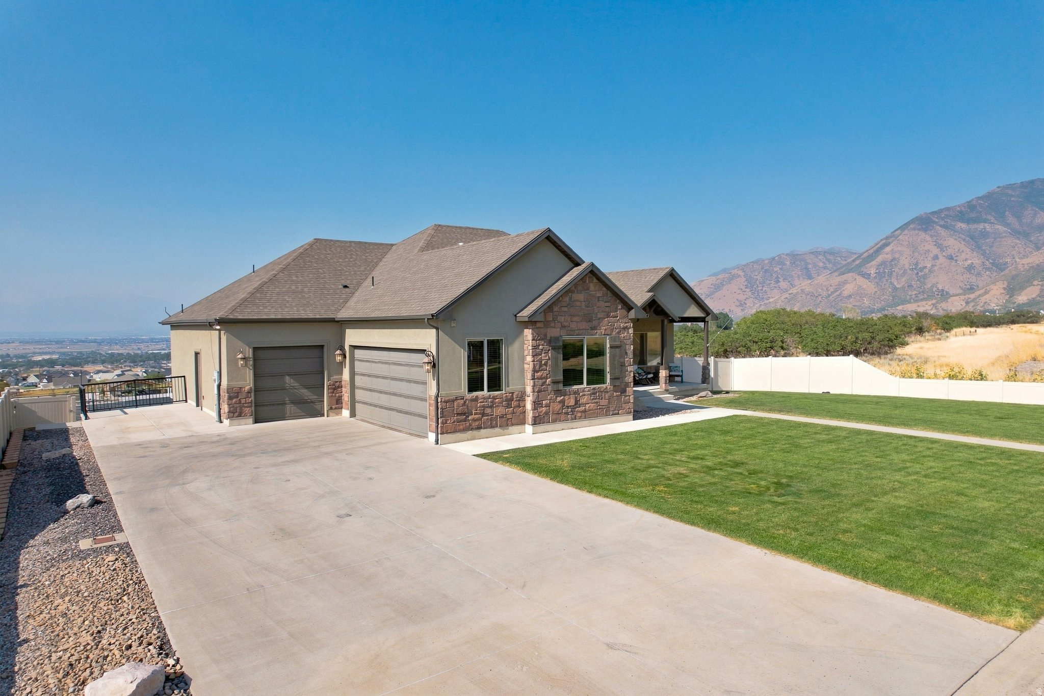 425 E MEADOW LARK LN