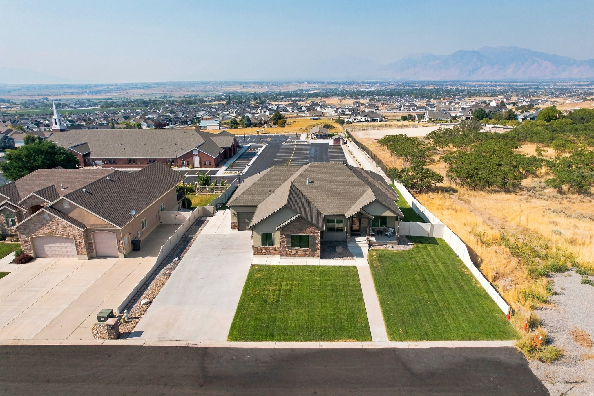 425 E MEADOW LARK LN