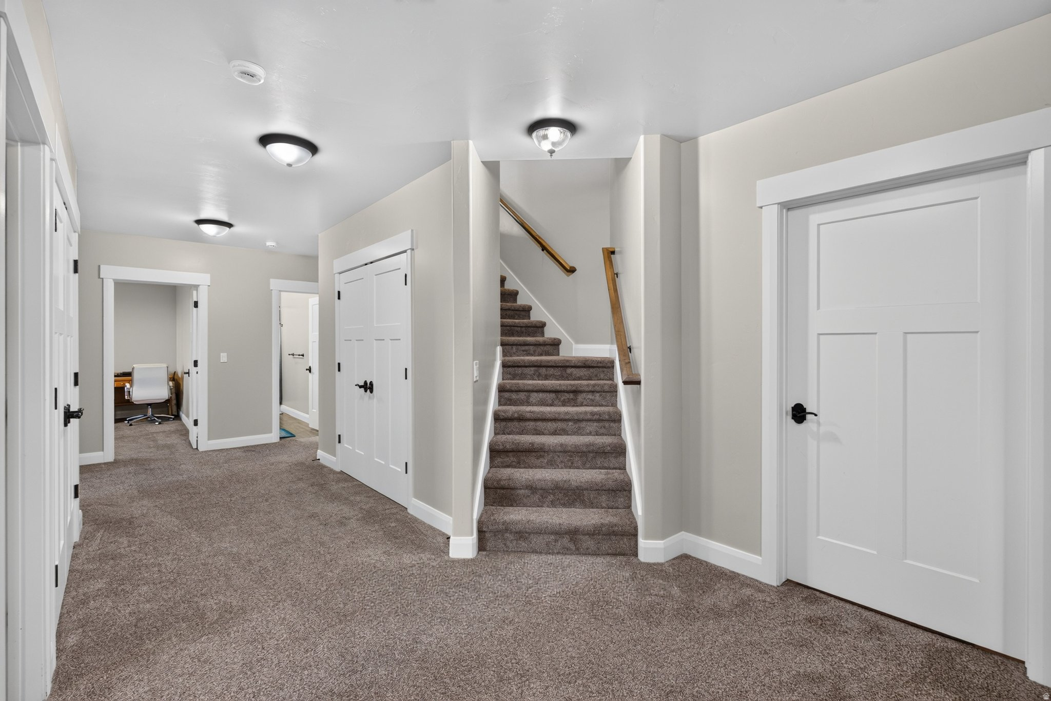 425 E MEADOW LARK LN
