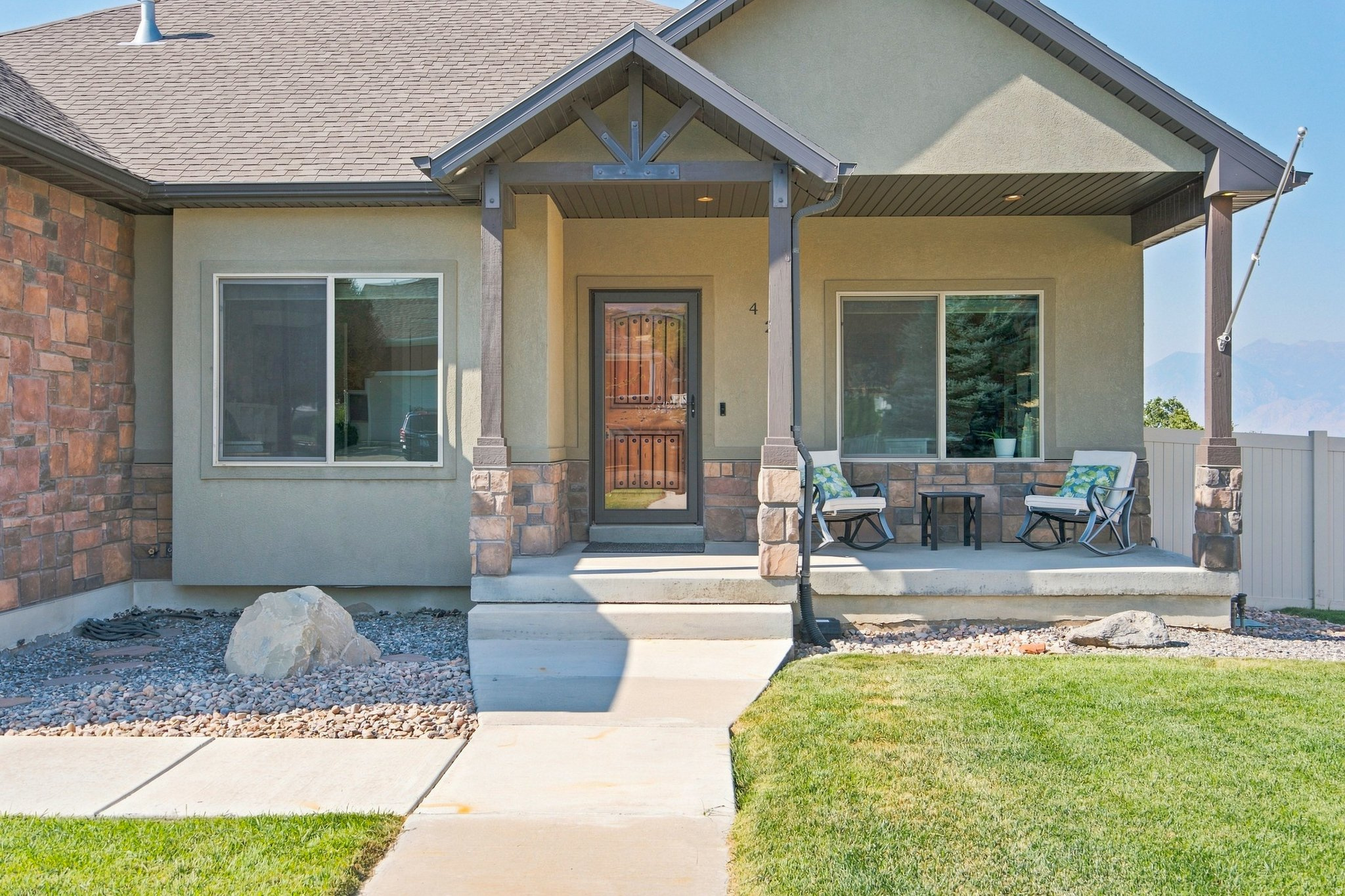 425 E MEADOW LARK LN