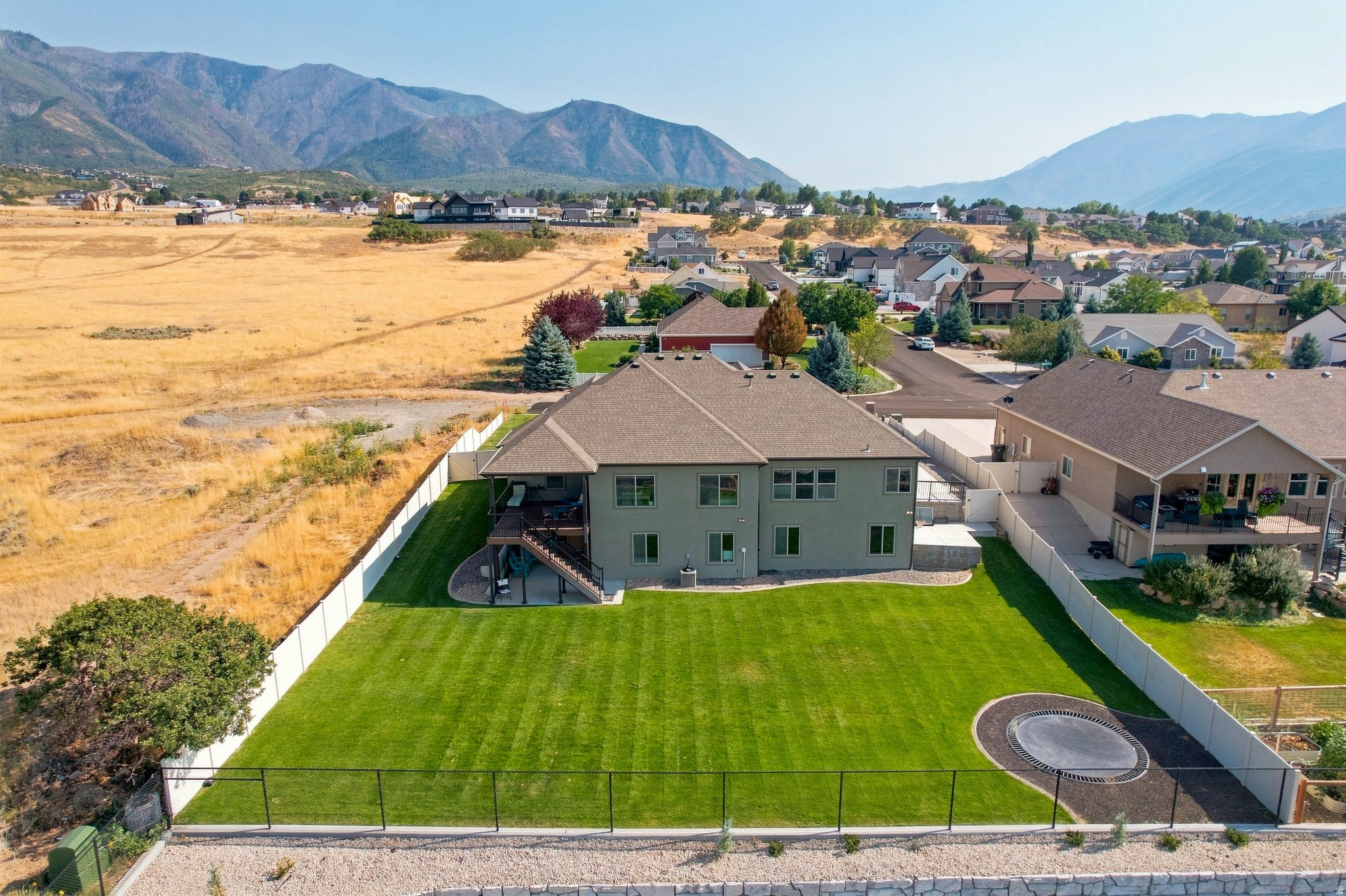425 E MEADOW LARK LN