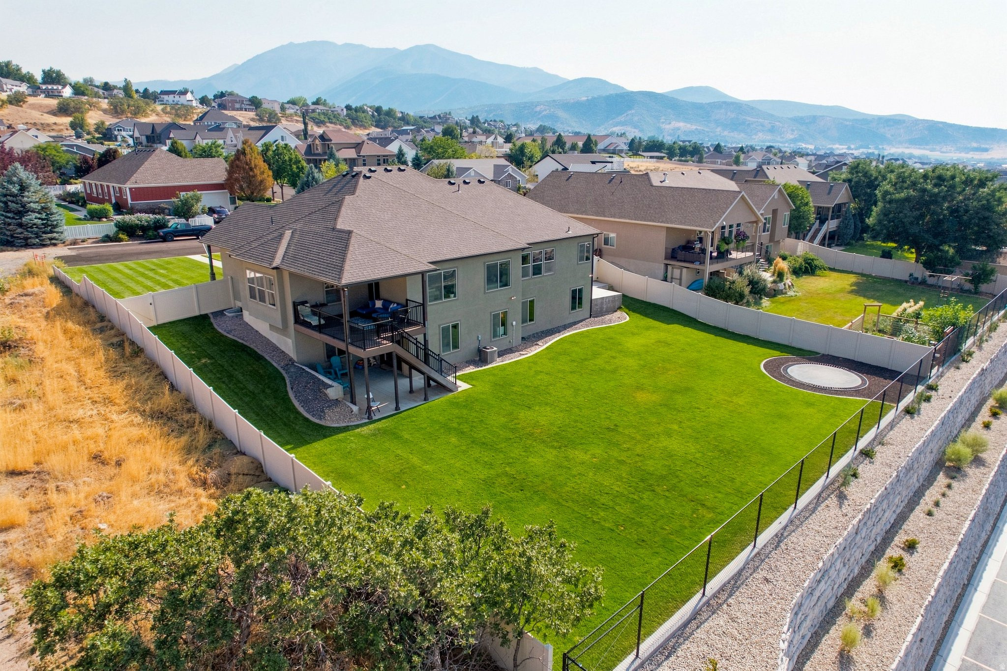 425 E MEADOW LARK LN