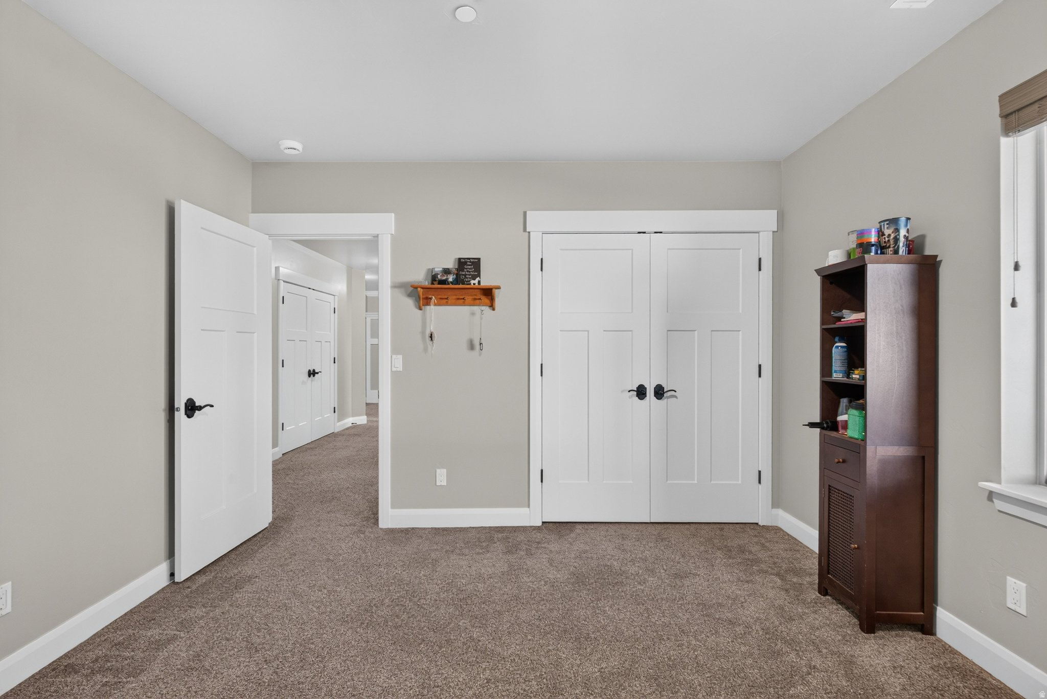 425 E MEADOW LARK LN