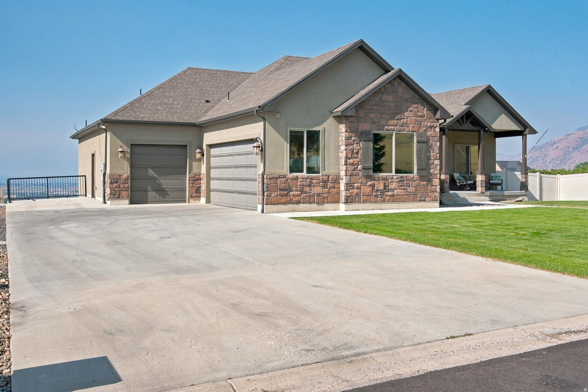 425 E MEADOW LARK LN