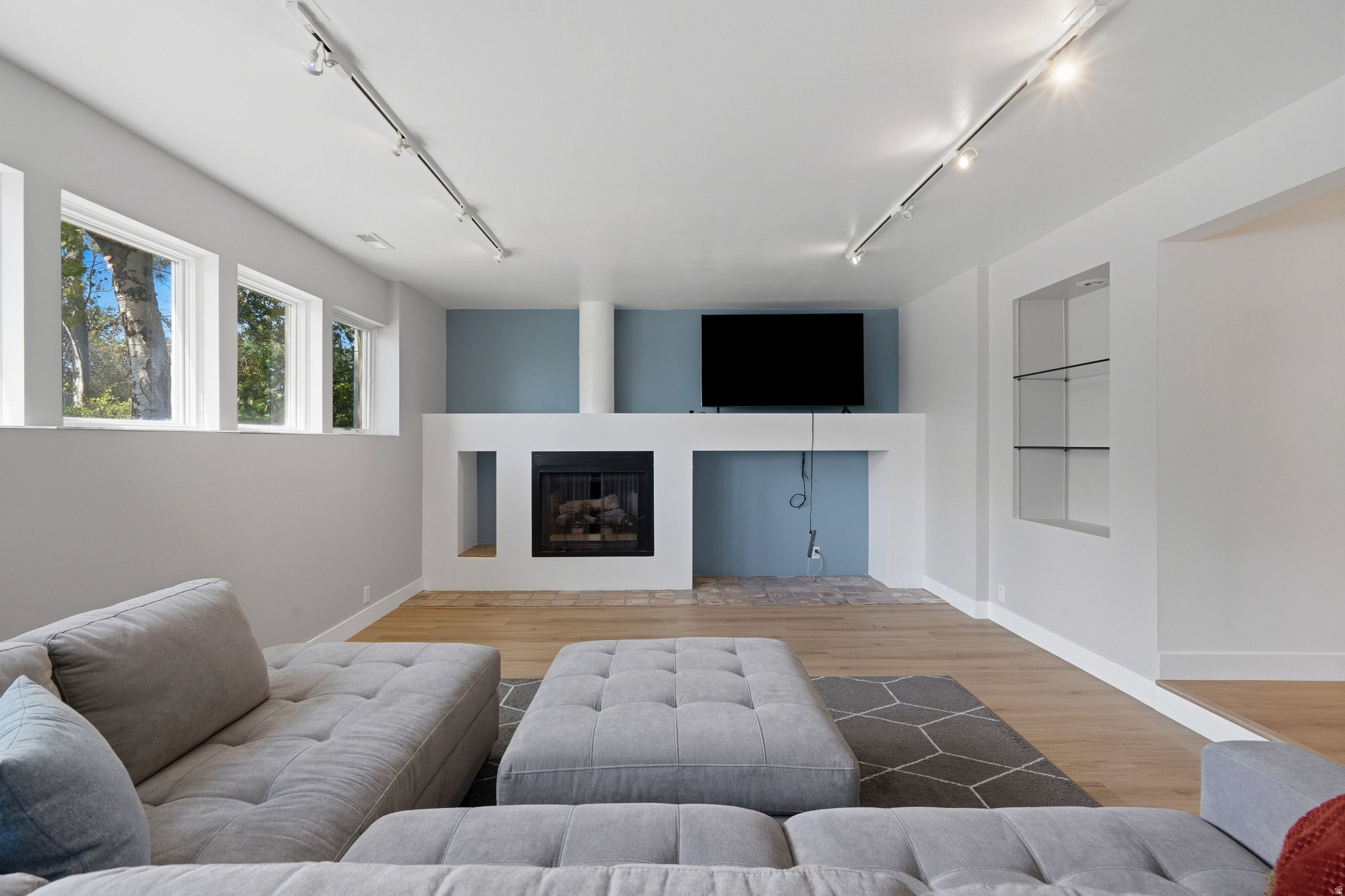 1704 E FORT DOUGLAS CIR