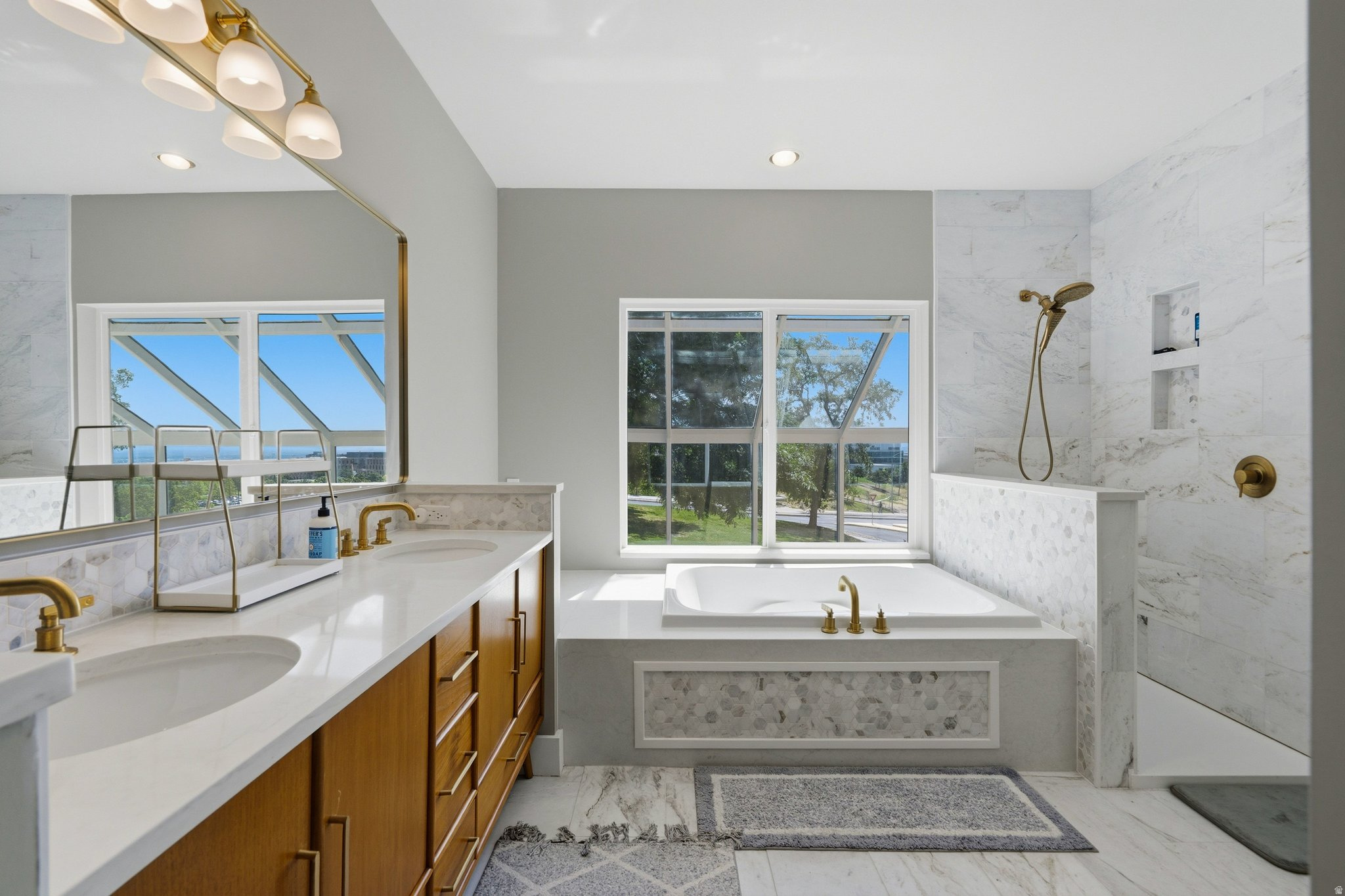 1704 E FORT DOUGLAS CIR