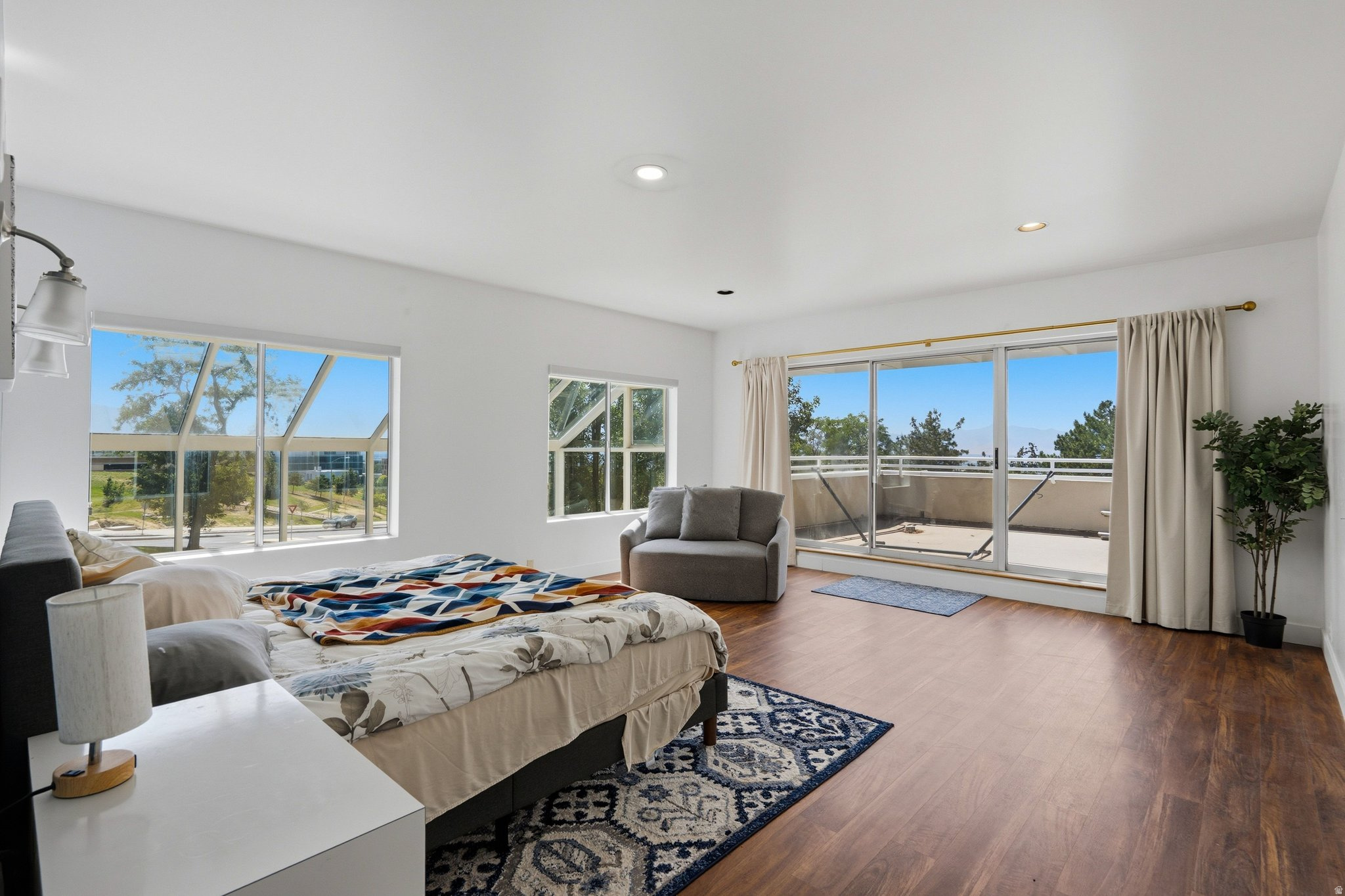 1704 E FORT DOUGLAS CIR