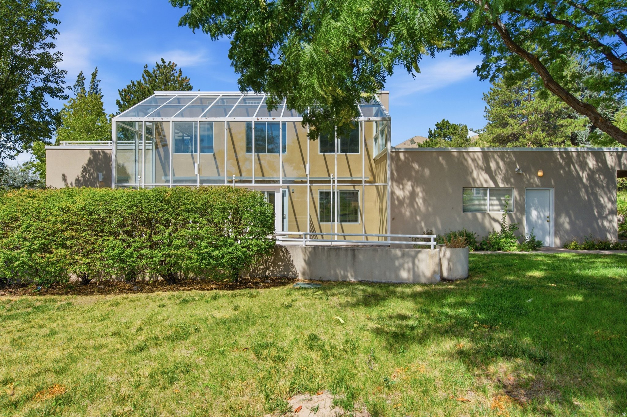 1704 E FORT DOUGLAS CIR