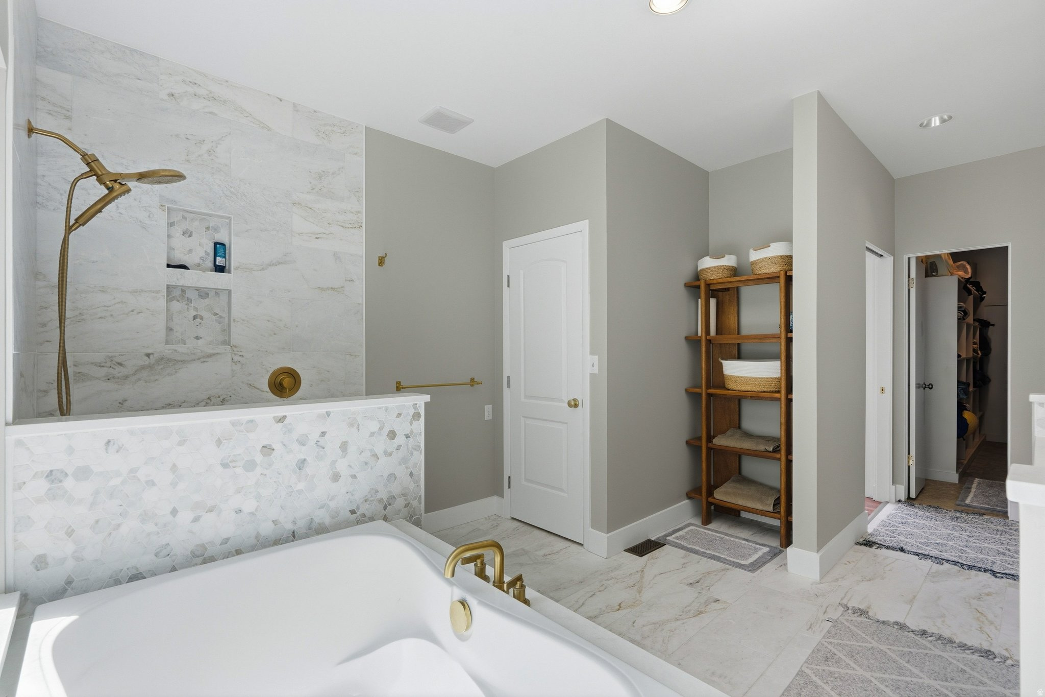 1704 E FORT DOUGLAS CIR