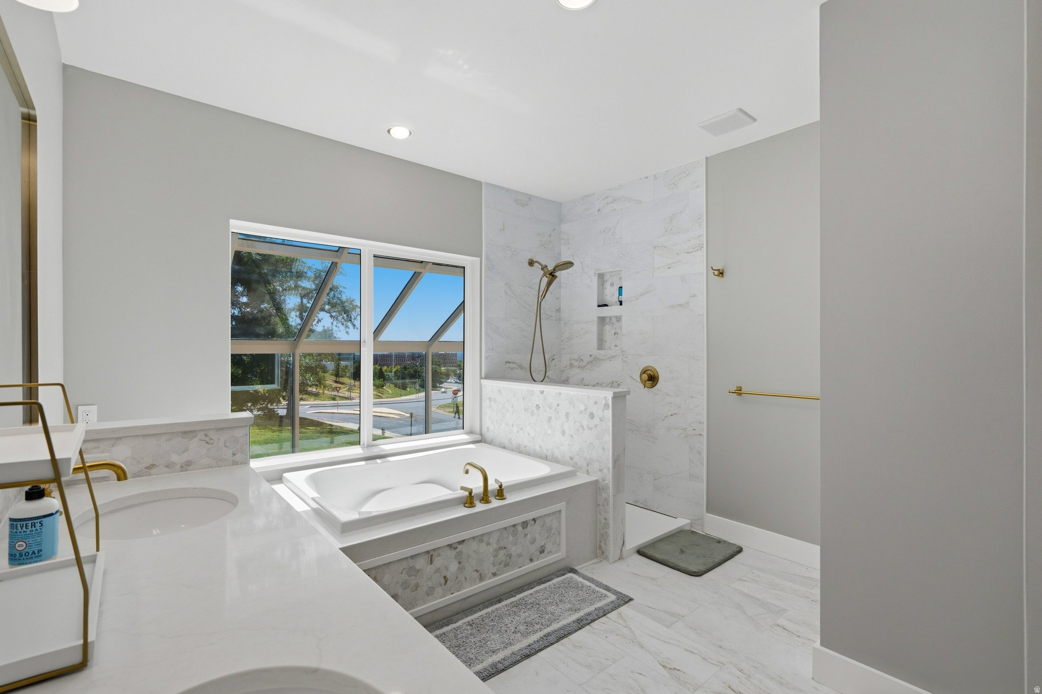 1704 E FORT DOUGLAS CIR