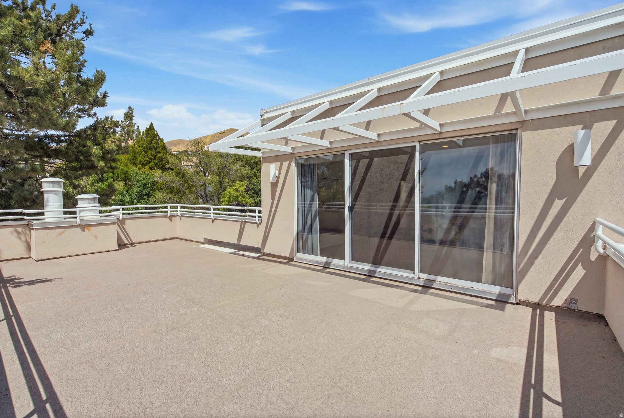 1704 E FORT DOUGLAS CIR