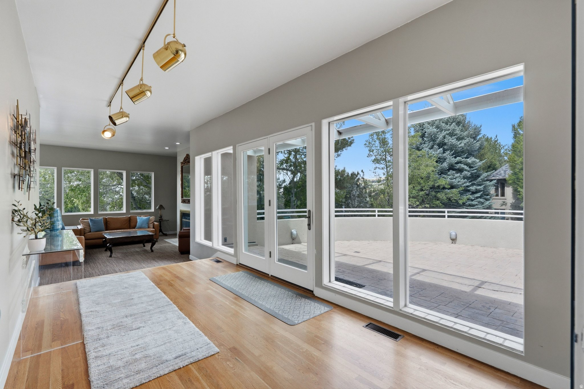 1704 E FORT DOUGLAS CIR
