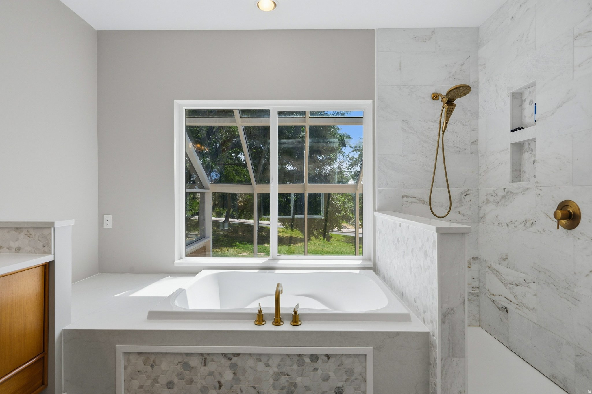 1704 E FORT DOUGLAS CIR