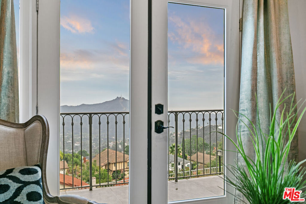 2427 Flintridge Drive