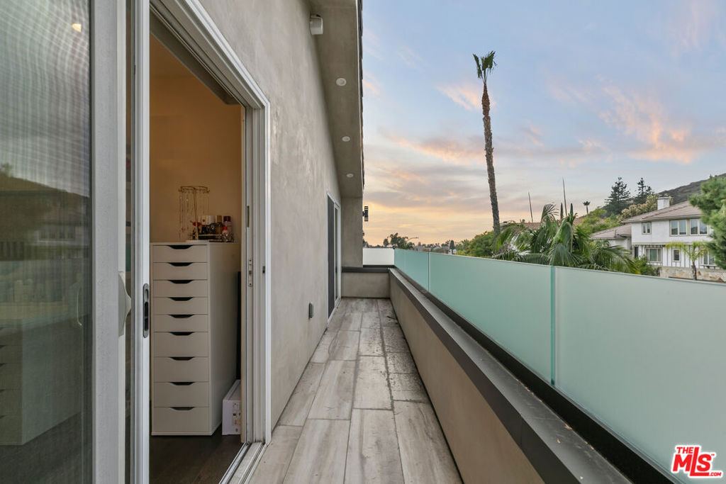 2427 Flintridge Drive