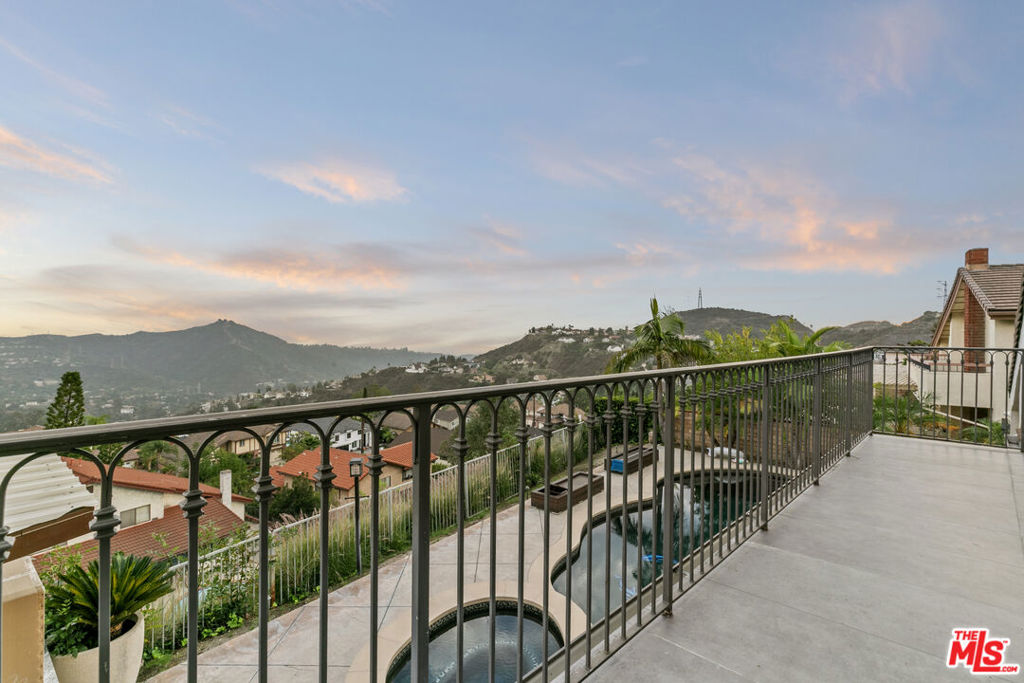 2427 Flintridge Drive