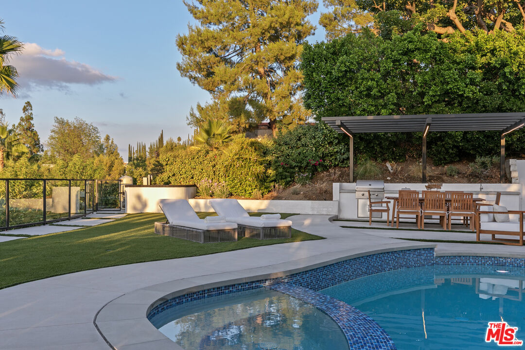 18101 Green Meadow Dr