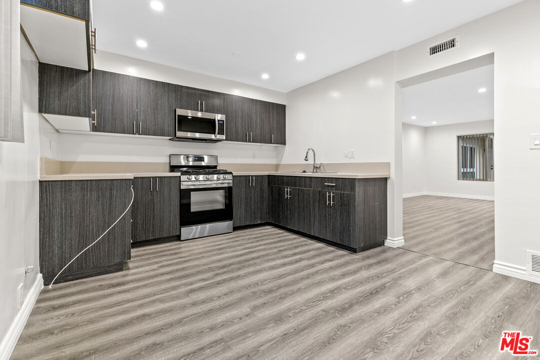 330 E Dryden St Unit: 3