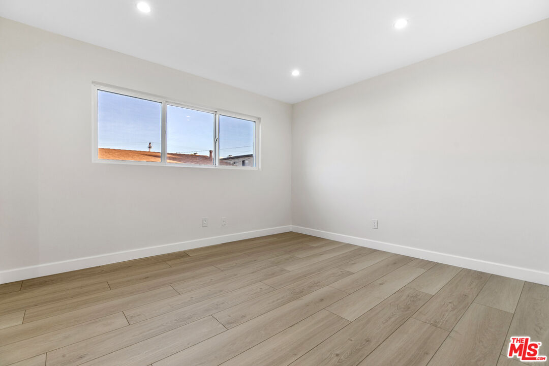 330 E Dryden St Unit: 3